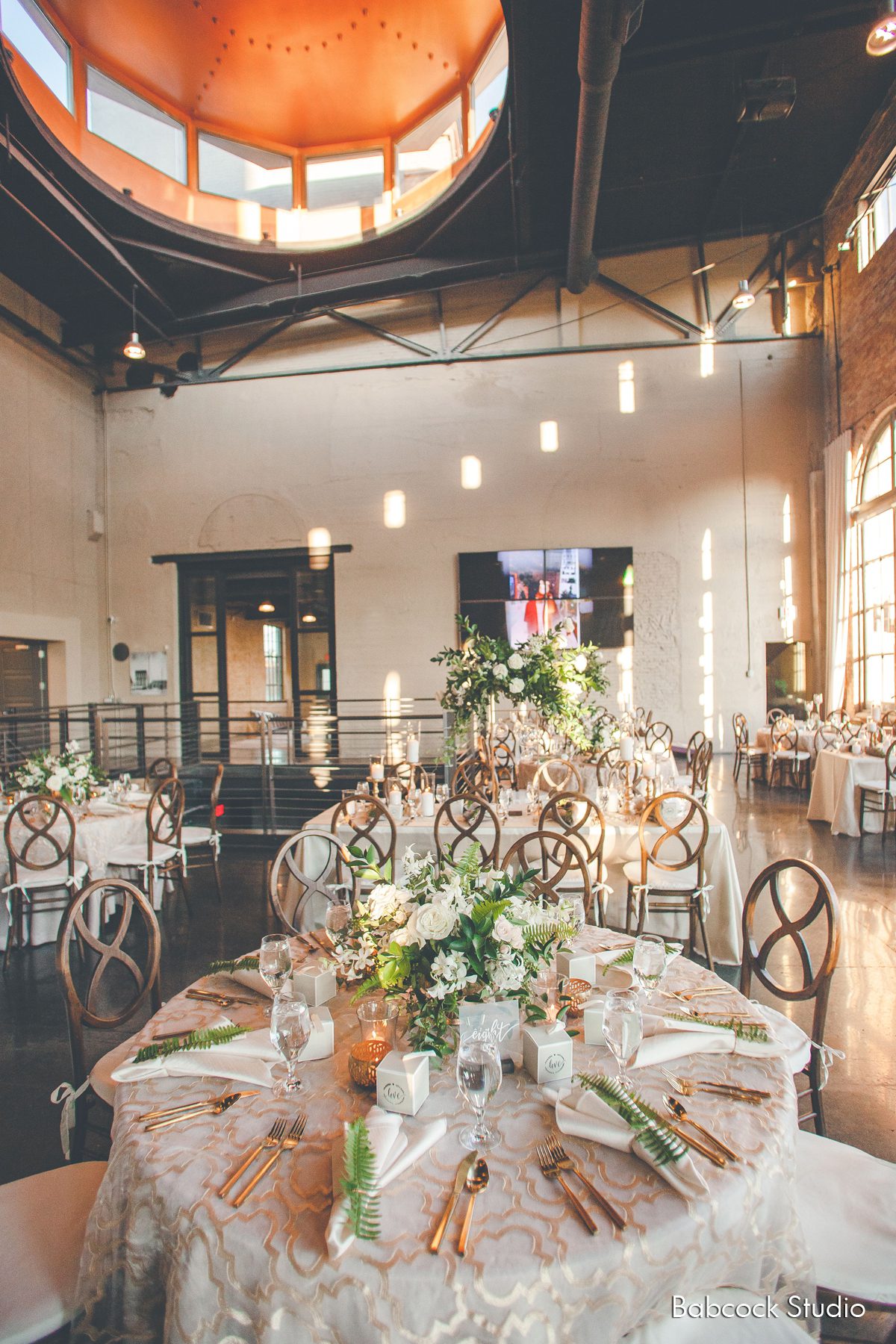 white and gold wedding reception table